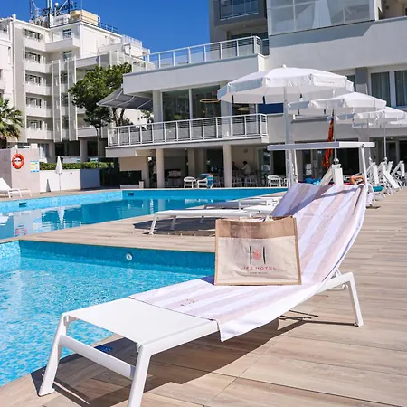 Life 4 Superior Hotel 4*