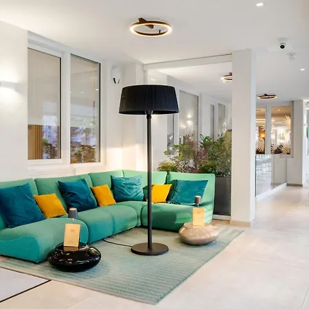 Life 4 Superior Hotel 4*